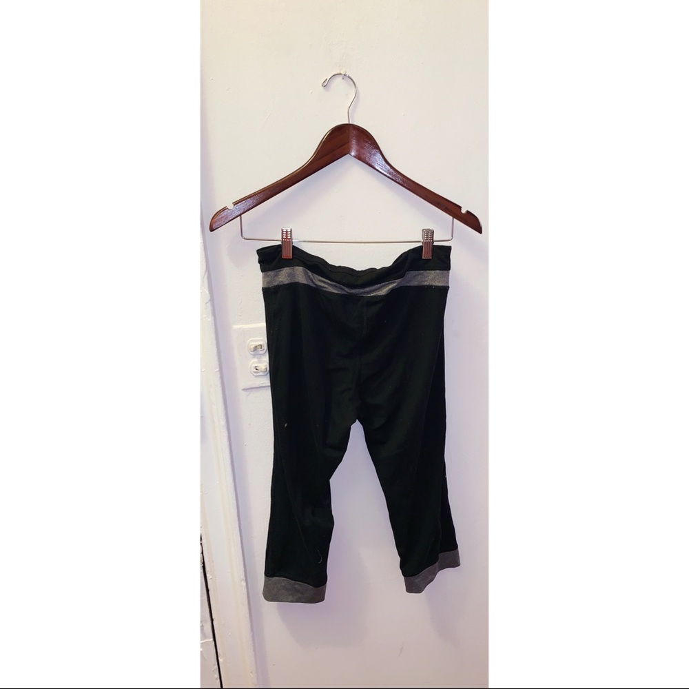 Black cropped leggings with grey stripe!